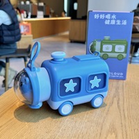 Bouteille d'eau promotionnelle en gros de 700 ml/24 oz en forme de locomotive pour enfants avec paille et couvercle, anti-fuite, en PP sans BPA, idéale pour un cadeau d'anniversaire
