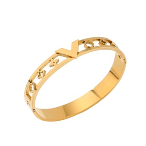 Bracciale alla Moda in Acciaio Inossidabile con Lettera V Traforata, Placcato Oro, Gioiello Unisex da Regalo - Product Image 1