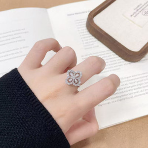 Anillo de Boda para Mujer Little Lucky, Diseño de Trébol de Cuatro Hojas, Lujoso, con Diamante Cultivado en Laboratorio con Corte de Pera, Oro Blanco de 18K PT950, Certificado IGI - Product Image 4