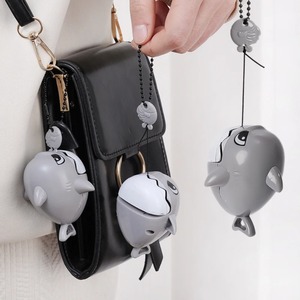 Cuerda de tracción tiburón hambriento coche llavero lindo pez grande come pez pequeño llavero colgante accesorios para llaves - Product Image 3