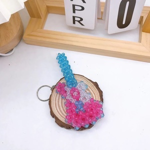 พวงกุญแจพลาสติกสำหรับเด็ก อุปกรณ์ตกแต่งกระเป๋านักเรียน ลูกปัดอะคริลิกใสทรงเหลี่ยม งานแฮนด์เมดน่ารัก รูปกีตาร์ พวงกุญแจรูปรถ สำหรับคนรักดนตรี - Product Image 3