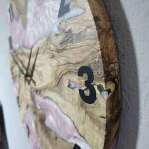 Horloge murale élégante en résine et en bois, moderne, faite à la main, durable, fonctionnelle, élégante et décorative, parfaite pour le salon, la chambre à coucher - Product Image 5