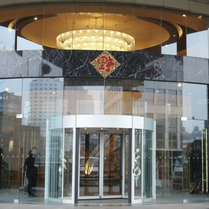 Puerta giratoria de PVC de alta velocidad confiable 9 Diseño elegante Diferentes tamaños Colores disponibles Mejor precio Aplicación exterior - Product Image 1