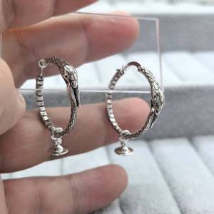 Boucles d'oreilles de haute qualité Empress Dowager Vivienne Saturn Limited Snake Circle Niche Design, mode simple et polyvalente pour femmes - Product Image 3