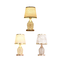 Lampe de table moderne européenne de luxe en cristal Idées de cadeaux de mariage d'intérieur personnalisés avec corps en fer doré Alimentation CA pour usage domestique