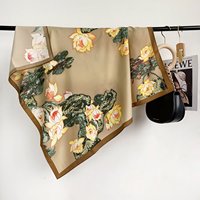 Écharpe carrée à motif de nénuphar sur fond clair et serein - Écharpe verte de type soie pour le cou