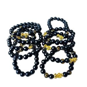 Bracelet en perles d'obsidienne pour attirer la richesse et la chance, un cadeau pour petit ami, en vente sur un stand de rue. - Product Image 5