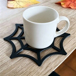 Sottobicchiere a forma di ragnatela in stile dark, design cavo, isolante termico e antiscottatura, tappetino antiscivolo per tazze da caffè e bicchieri d'acqua - Product Image 4