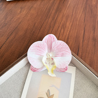 Jepit Rambut Phalaenopsis Manis dengan Bunga Buatan di Tepinya Menciptakan Suasana Mewah Jepit Duckbeak