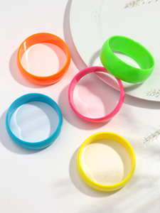 Grand <span class=keywords><strong>Bracelet</strong></span> Large en <span class=keywords><strong>Plastique</strong></span> Bon Marché Couleurs Fluorescentes Rose Jaune <span class=keywords><strong>Vert</strong></span> Bleu Orange Bijoux de Fête en Acrylique pour Femmes - Product Image 2
