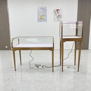 Ensemble de présentoirs à bijoux de luxe en verre incurvé avec cadre en or rose et éclairage LED, durable, pour utilisation dans les centres commerciaux - Product Image 1