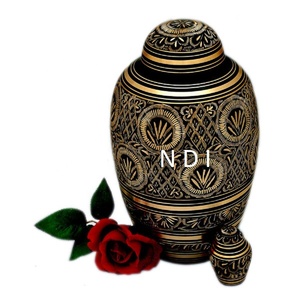 Finition Antique noire Conception de gravure dorée Urnes de crémation de souvenir de cendres pour adultes Urnes de crémation funéraires en métal en laiton Offre Spéciale - Product Image 1