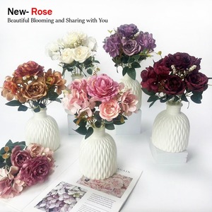 Arrangement de roses artificielles bordeaux effet toucher réel, roses crème préservées pour mariage - Product Image 3