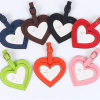 Étiquette de bagage créative et colorée en cuir PU en forme de cœur, multifonctionnelle, avec impression de logo personnalisé, pour l'embarquement