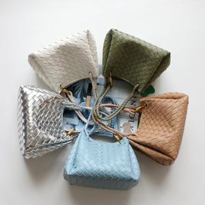 Sac parachute de style Shu Qi, petit sac à main en cuir de vachette tressé, nouvelle collection, avec boucle métallique, sac fourre-tout, sac à bandoulière, sac à main pour femme, fermeture ouverte - Product Image 1