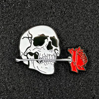 Vente en gros d'épinglettes créatives en métal avec tête de squelette épingles personnalisées en émail dur et doux plaquées roses