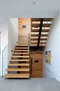 Modern tasarım kapalı düz cam korkuluk LED merdiven katı ahşap basamaklı yüzer çelik ahşap merdiven