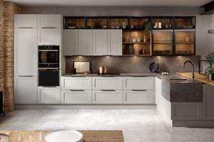 Gabinetes de Cocina Modernos en Azul Marino y Blanco con Revestimiento de Mármol y Herrajes Dorados - Product Image 2