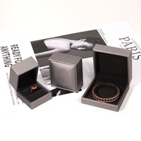HUAYUE Boîtes d'emballage haut de gamme avec logo personnalisé pour bague en or et chaîne Boîte à bijoux magnétique en cuir PU luxueuse pour collier en velours