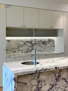 طاولة جزيرة من رخام كالاكاتا فيولا المخصصة من YUSHI، سطح مطبخ عصري بتصميم بلغاري للفنادق والفلل - Product Image 4