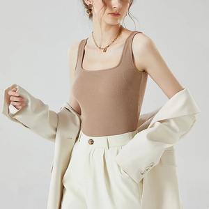Débardeur décontracté personnalisé à col carré <span class=keywords><strong>pour</strong></span> <span class=keywords><strong>femme</strong></span> avec soutien-gorge intégré, camisole rembourrée à dos <span class=keywords><strong>en</strong></span> U <span class=keywords><strong>pour</strong></span> superposition estivale ou comme sous-vêtement. - Product Image 2