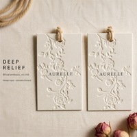 Étiquettes suspendues florales en relief, étiquettes suspendues en papier avec texte personnalisé imprimé, étiquettes roses en carton épais de qualité supérieure pour l'emballage de marque