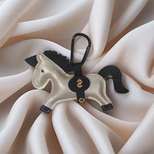 Nuevo Llavero de Coche de Diseño de Lujo, con Colgante de Caballo de Cuero PU, para Mujer, Anillo de Metal para Llaves, Regalo, Colgante de Año Nuevo, Diseño Simple de Seda - Product Image 6