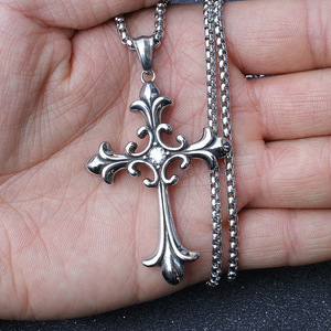 Collana Vintage Gotica Retrò con Ciondolo a Croce in Lega e Diamante con Catena in Acciaio al Titanio per Uomo e Donna Stile Hip Hop - Product Image 4