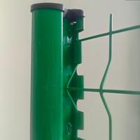 Modern buitenschutting met gebogen driehoekige vorm, 2m, ijzer, PVC, hout, gegalvaniseerd frame, 3D gelast gaas, milieuvriendelijk, duurzaam, voor thuisgebruik