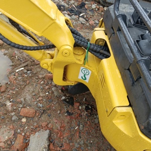 Miniexcavadora sobre orugas Komatsu PC18MR de Japón, compacta y potente de segunda mano con motor central y bomba para espacios reducidos - Product Image 5
