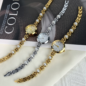 Montre élégante pour femme avec bracelet en perles haut de gamme, chiffres romains et mouvement à quartz - Product Image 3