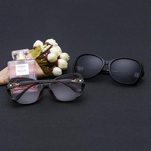 Cooc Lunettes de soleil polarisées pour femmes UV400 Type 3 TAC avec verres TAC et monture noire – Protection solaire tendance - Product Image 1