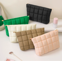 Sac de maquillage matelassé uni en gros, pochette moelleuse, trousse de toilette douce et rembourrée, sacs cosmétiques matelassés à fermeture éclair pour femmes