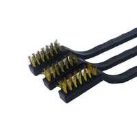 Mini brosse métallique en laiton avec manche en plastique noir pour le nettoyage des résidus de rouille sur petits objets métalliques
