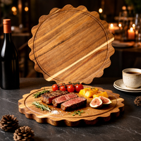 Planche de service ronde en bois à bords festonnés avec cercle sculpté pour le service de fromages et de charcuteries à la maison