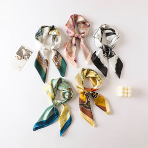 Foulard carré en polyester de 70 cm à motif écossais, style coréen, pour homme, tendance, polyvalent, pour la <span class=keywords><strong>saison</strong></span> printanière, idéal pour les occasions professionnelles. - Product Image 4