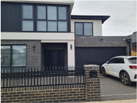 Porte de garage moderne isolée en aluminium noir électrique automatique intelligente pour villa de luxe
