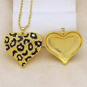 Colgante de Corazón con Estampado de Leopardo <span class=keywords><strong>en</strong></span> Turquesa, Negro y Marrón, Esmalte Goteado, Cobre, Chapado <span class=keywords><strong>en</strong></span> Oro de 18K - Product Image 2