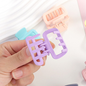 กิ๊บหนีบผมทรงสี่เหลี่ยมสีสันสดใสขนาดเล็ก 6.5 ซม. น้ำหนักเบา อุปกรณ์เสริมผมสำหรับผู้หญิงใช้ในชีวิตประจำวัน - Product Image 3