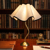 Lampe de table avec abat-jour en tissu ondulé, base en métal incurvée dorée, lampe de chevet décorative pour chambre à coucher, salon, décoration de la maison