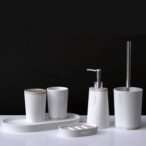 Vente en gros d'accessoires <span class=keywords><strong>de</strong></span> <span class=keywords><strong>salle</strong></span> <span class=keywords><strong>de</strong></span> <span class=keywords><strong>bain</strong></span> ensemble <span class=keywords><strong>de</strong></span> luxe décoration <span class=keywords><strong>bois</strong></span> accessoires <span class=keywords><strong>de</strong></span> <span class=keywords><strong>salle</strong></span> <span class=keywords><strong>de</strong></span> <span class=keywords><strong>bain</strong></span> complet noir blanc résine hôtel ensembles <span class=keywords><strong>de</strong></span> <span class=keywords><strong>salle</strong></span> <span class=keywords><strong>de</strong></span> <span class=keywords><strong>bain</strong></span> - Product Image 3