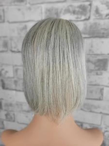 การออกแบบใหม่ Sliver Topper สี<span class=keywords><strong>เทา</strong></span>ผมมนุษย์ฐานผ้าไหมหนังกําพร้ายุโรปชิดชิด Toppers ผมมนุษย์ที่มองไม่เห็นสําหรับผู้หญิง - Product Image 5