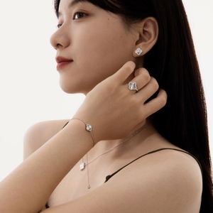 ต่างหูดีไซน์แฟชั่น Dylam ชุบโรเดียมเคลือบทอง 18K บนเงินแท้ S925 ผิวลายเลเซอร์ ประดับเพชรซิร์โคเนีย 5A รูปใบโคลเวอร์ - Product Image 2