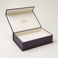 Boîte magnétique rigide de type livre, finition mate, couleur aubergine, logo en feuille d'or, doublure crème, toucher doux, emballage de luxe pour coffret cadeau de parfum