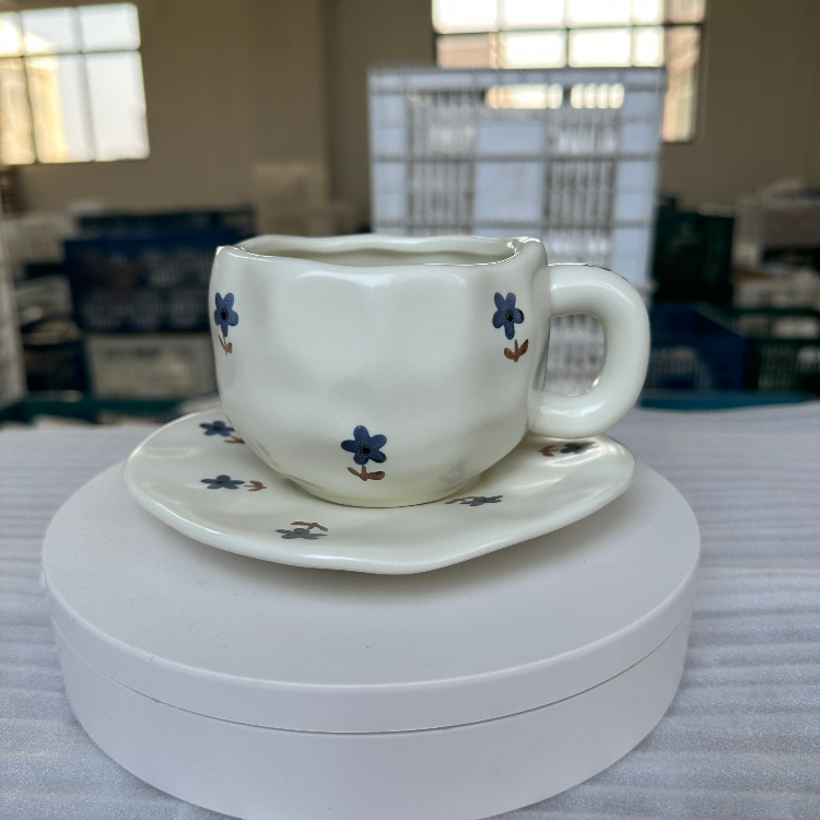 Petite tasse fleur bleue 300ml plat 16cm