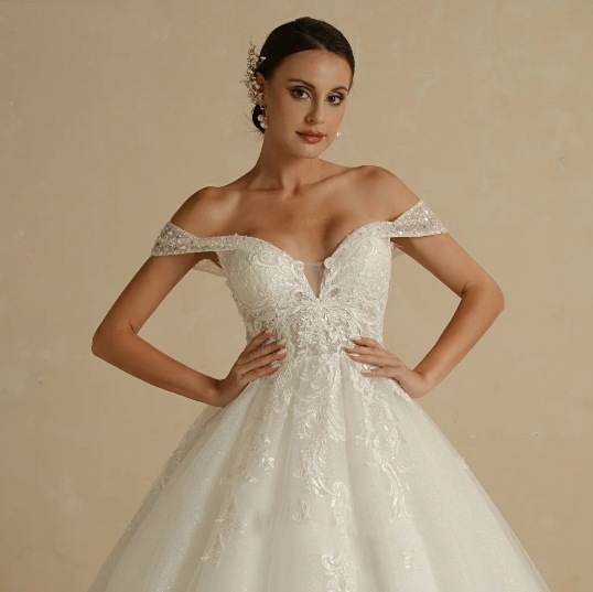 Estilo hasta el suelo, color blanco marfil.