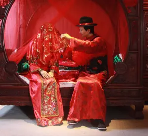 تزوج صيني نابض بالحياة عاليا من السيليكون شخصية للعرض