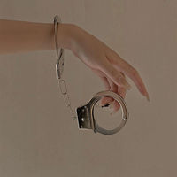 Menottes en acier inoxydable à double verrouillage avec clés - Contraintes BDSM de qualité professionnelle pour couples.