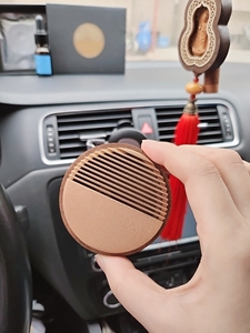 Accessoires d'intérieur d'huile essentielle d'aromathérapie de diffuseur automatique en métal solide léger de luxe pour l'automobile - Product Image 4