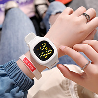 Jam tangan elektronik Digital blok LED baru pabrik Yishi untuk pria dan wanita pecinta siswa dan pacar jam tangan olahraga